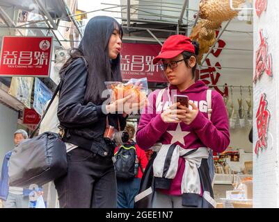 NGONG PING, HONG KONG - 23 agosto 2018: La vita per la gente comune villaggio di pescatori nell'isola di Hong Kong - Ngong Ping Foto Stock