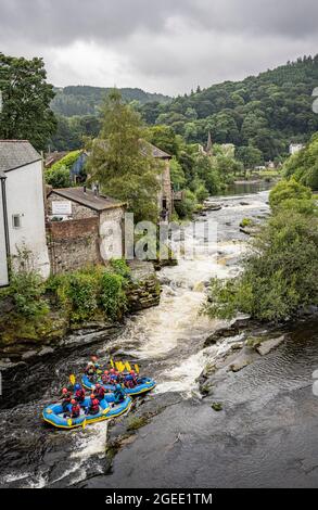 Rafting sulle rapide sul fiume Dee a Llangollen, Galles Foto Stock