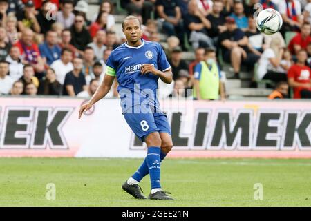 Il Vadis Odjidja-Ofoe di Gent è stato raffigurato durante una partita di calcio tra la squadra polacca Rakow Czestochowa e il belga KAA Gent, a Bielsko-Biala, in Polonia, giovedì Foto Stock