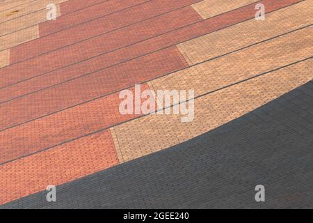 Scale di pietra vuote con motivi colorati, vista dall'alto. Foto astratta di sfondo dell'architettura Foto Stock