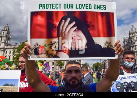 Londra, Regno Unito. 18 agosto 2021. I manifestanti si sono riuniti in Piazza del Parlamento per protestare contro i talebani, le cui forze hanno assunto il controllo dell'Afghanistan, mentre il governo britannico ha discusso della crisi. I manifestanti, alcuni dei quali ex traduttori dell'esercito britannico, hanno anche invitato il governo britannico a proteggere i cittadini dell'Afghanistan. Foto Stock