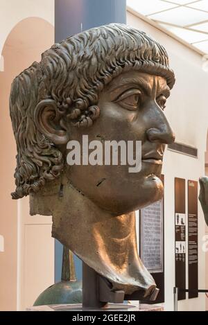 Primo piano sulla testa gigante dell'antico imperatore romano scolpito su bronzo Foto Stock