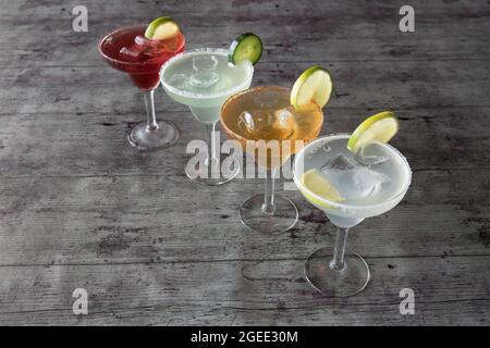 Cocktail drink in bicchieri Cristal colorati set Foto Stock