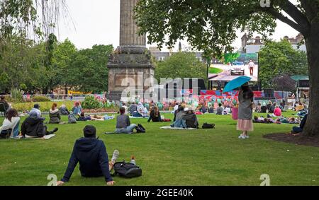 Centro citta', Edimburgo, Scozia, tempo in Gran Bretagna. 19 agosto 2021. Temperatura 16 gradi e opaco nel centro della città per i residenti e i turisti che hanno deciso di cercare l'intrattenimento a Piazza St Andrews, dove il Festival FIM di Edimburgo sta mostrando i film nei giardini. 14:45 Clueless (1995, 12) – un classico adolescente con Alicia Silverstone come Cher, un ricco studente di scuola superiore che impara a far fronte all'adolescenza e alle sue nuove sensazioni scoperte per Josh (Paul Rudd). Credit: Arch White/Alamy Live News Foto Stock