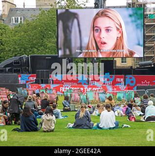 Centro citta', Edimburgo, Scozia, tempo in Gran Bretagna. 19 agosto 2021. Temperatura 16 gradi e opaco nel centro della città per i residenti e i turisti che hanno deciso di cercare l'intrattenimento a Piazza St Andrews, dove il Festival FIM di Edimburgo sta mostrando i film nei giardini. 14:45 Clueless (1995, 12) – un classico adolescente con Alicia Silverstone come Cher, un ricco studente di scuola superiore che impara a far fronte all'adolescenza e alle sue nuove sensazioni scoperte per Josh (Paul Rudd). Credit: Arch White/Alamy Live News Foto Stock