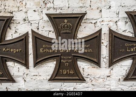 Croci di ferro tedesche dal cimitero originale nel museo della prima guerra mondiale Battaglia degli elmetti d'argento / scoria der Zilveren Helmen a Halen, Limburgo, Belgio Foto Stock