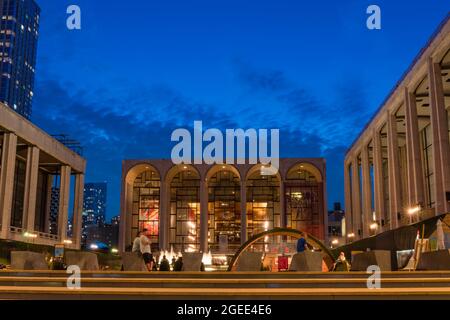 New York, NY, US-16 agosto 2021: Lincoln Center, sede delle arti dello spettacolo, acceso contro un cielo blu notturno. Foto Stock