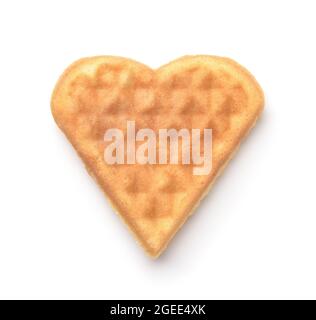 Vista frontale del waffle fatto in casa a forma di cuore isolato su bianco Foto Stock