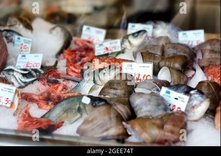 BERGAMO, ITALIA - APRILE 2019: Pesce fresco assortito esposto sul mercato agricolo di Bergamo, Italia Foto Stock