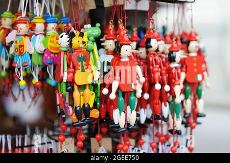 BERGAMO, ITALIA - APRILE 2019: Il tradizionale giocattolo in legno di Pinocchio venduto in negozio di souvenir a Bergamo. Foto Stock