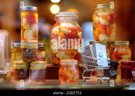 BERGAMO, ITALIA - APRILE 2019: Vasetti assortiti con conserve di ortaggi in olio d'oliva venduti sul mercato agricolo di Bergamo. Foto Stock