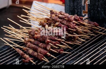 Arosticini tipici italiani di agnello Arrosticini su spiedino di legno Foto Stock