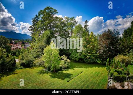 DE - BAVIERA: Giardino privato scena lungo il fiume Isar a Bad Toelz, Oberbayern Foto Stock