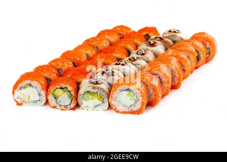 sushi giapponese ambientato con rolls california e philadelphia Foto Stock