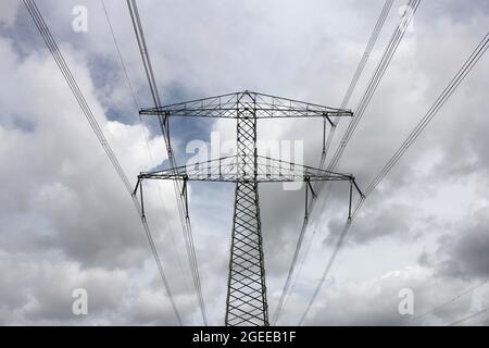 pilone di elettricità contro cielo nuvoloso Foto Stock