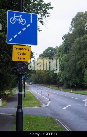 Un segnale che indica una pista ciclabile temporanea sulla strada A33 Avenue a Southampton, Inghilterra Foto Stock