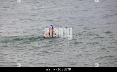 La donna ha visto nuotare in mare nell'agosto 2021. Foto Stock