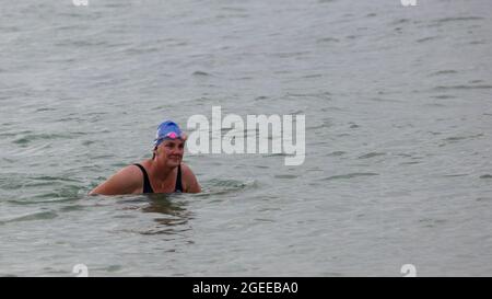 La donna ha visto nuotare in mare nell'agosto 2021. Foto Stock
