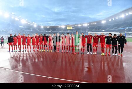 19 agosto 2021, Finlandia, Helsinki: Calcio: UEFA Europa Conference League qualificandosi, Kuopion PS - 1. FC Union Berlin, 4° turno, prima tappa: Union's Robin Knoche (l-r), Sheraldo Becker, Marvin Friedrich, Kevin Behrens, Cedric Teuchert, Andreas Voglsammer, Timo Baumgartl, Marcus Ingvartsen, Taiwo Awoniyi, Julian Ryerson, Portiere Frederik Rönnow, Paul Jaeckel, Niko Gießelmann, Christopher Trimmel, Max Kruse, Il portiere Andreas Luthe, Rani Khedira, Pawel Wszolek, Tymoteusz Puchacz, Levin Öztunali, Genki Haraguchi, Keita Endo, portiere Jakob Busk, si uniscono in giubilo dopo la finale Foto Stock