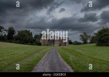 Nuvole tempesta sopra Calke Abbey nel Derbyshire, Regno Unito Foto Stock