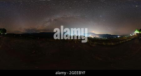 Vr360 esterno via lattiginosa notte cielo Mon Muen Mak, Chiang mai, Thailandia Foto Stock