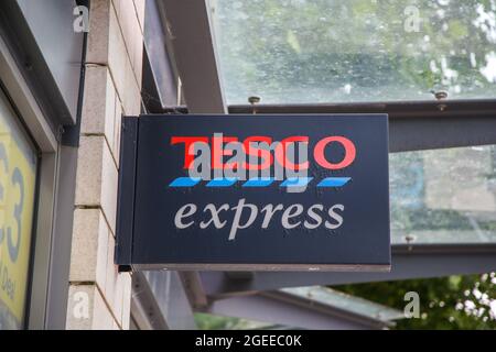 Bristol, Regno Unito. 16 agosto 2021. Logo Tesco Express in Bristol visto in una delle loro filiali a Bristol. (Foto di Dinendra Haria/SOPA Images/Sipa USA) Credit: Sipa USA/Alamy Live News Foto Stock