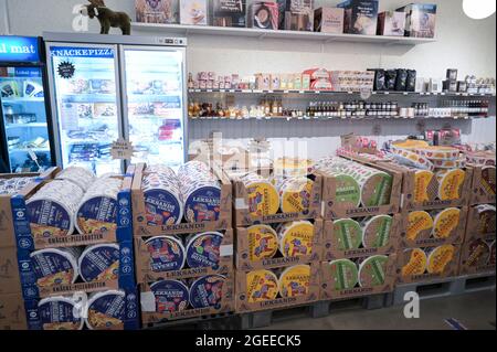 SVEZIA, Leksand, fabbrica di crespelle Leksands Knäckebröd, fabbrica / SCHWEDEN, Leksand, Knäckebrotfabrik Leksands Knäckebröd, Fabrik Verkauf, runde Verpackung mit dem Dalarna Pferd Foto Stock