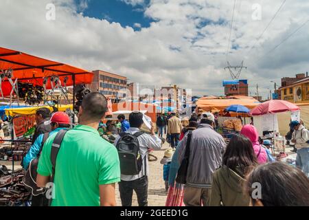 EL ALTO, BOLIVIA - 23 APRILE 2015: La gente visita un mercato a El Alto, Bolivia. Foto Stock