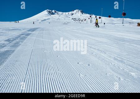 Piste per snowboomer sulle piste da sci Foto Stock