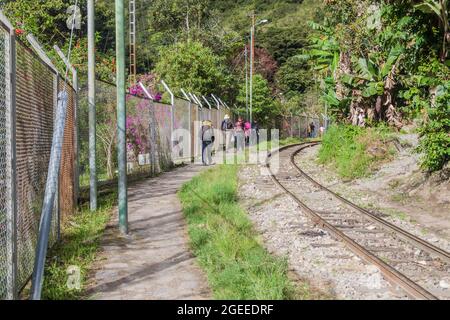 HIDROELECTRICA, PERÙ - 17 MAGGIO 2015: Backpackers seguire il sentiero vicino alla stazione ferroviaria di Hidroelectrica nella valle del fiume Urubamba. Si stanno dirigendo verso il traino Foto Stock