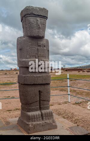 Monolito a Tiwanaku, Altiplano, regione di Titicaca, Bolivia - una delle due grandi figure antropomorfe ancora in piedi sul tumulo di Kalasasaya. Tiwanaku Foto Stock