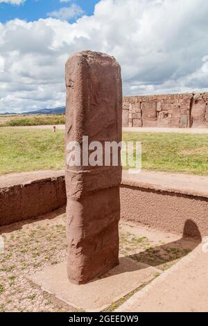 Monolito a Tiwanaku, Altiplano, regione di Titicaca, Bolivia - una delle due grandi figure antropomorfe ancora in piedi sul tumulo di Kalasasaya. Tiwanaku Foto Stock