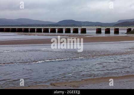 L'Arnside Bore, un'incredibile onda che viaggia a monte nell'estuario del Kent in Cumbria sulle più alte maree primaverili, vista da vicino al molo di Arnside Foto Stock