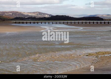 L'Arnside Bore, un'incredibile onda che viaggia a monte nell'estuario del Kent in Cumbria sulle più alte maree primaverili, vista da vicino al molo di Arnside Foto Stock