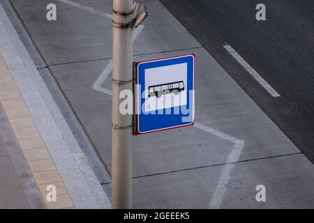 Fermata dell'autobus nella città di Varsavia, Polonia Foto Stock