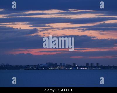 Sheerness, Kent, Regno Unito. 19 agosto 2021. Regno Unito Meteo: Tramonto a Sheerness, Kent. Credit: James Bell/Alamy Live News Foto Stock