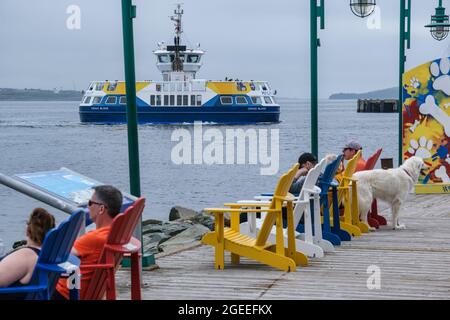 Halifax, Canada - 10 agosto 2021: Halifax Transit Ferry da Dartmouth a Halifax Foto Stock