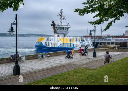 Halifax, Canada - 10 agosto 2021: Halifax Transit Ferry al terminal dei traghetti Foto Stock