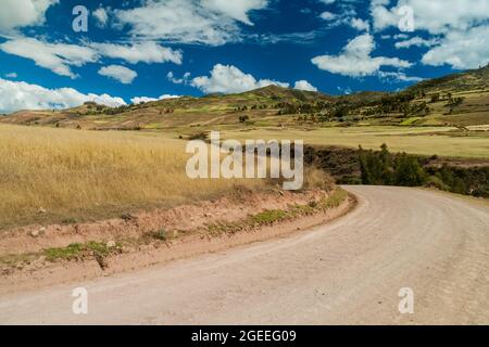 Strada in campi di cereali vicino al villaggio di Maras, Valle Sacra, Perù Foto Stock