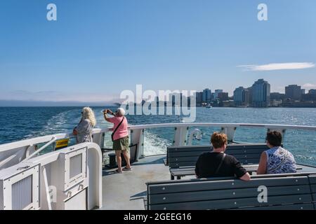 Halifax, Canada - 10 agosto 2021: Passeggeri su un traghetto di transito Halifax che va a Dartmouth Foto Stock