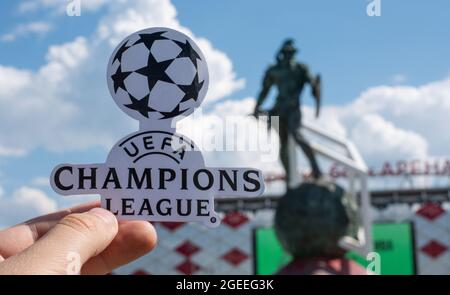 14 giugno 2021 Mosca, Russia, UEFA Champions League emblema di fronte a uno stadio moderno. Foto Stock