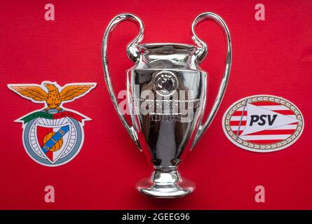 8 agosto 2021 Lisbona, Portogallo. Gli emblemi della PSV Eindhoven e della S.L. Benfica Lisbon e della UEFA Champions League Cup. Foto Stock