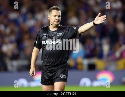 Arbitro ben Thaler durante la partita della Betfred Super League allo Emerald Headingley Stadium di Leeds. Data immagine: Giovedì 19 agosto 2021. Foto Stock