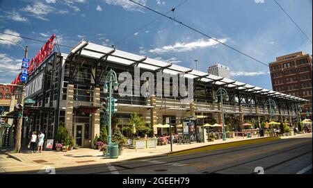 Mercato pubblico di Milwaukee, adiacente al lungofiume, un sentiero pedonale che si snoda lungo il fiume Milwaukee nel centro di Milwaukee, WISCONSIN, USA Foto Stock