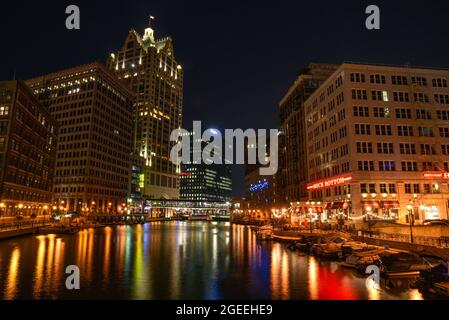 Vista notturna del lungofiume di Milwaukee, un sentiero pedonale che si snoda lungo il fiume Milwaukee, accanto a ristoranti, negozi, Milwaukee, WISCONSIN, USA Foto Stock