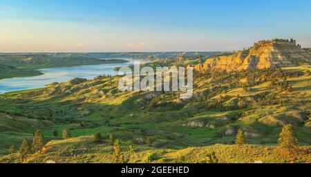 panorama del forte lago di peck alla baia del ruscello di neve nel charles m russell national wildlife refuge vicino a jordan, montana Foto Stock