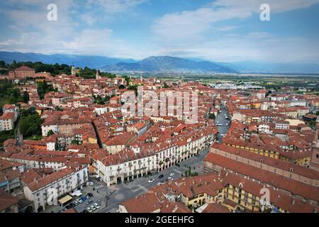 Veduta aerea della città di Saluzzo, uno dei borghi medievali meglio conservati del Piemonte Foto Stock