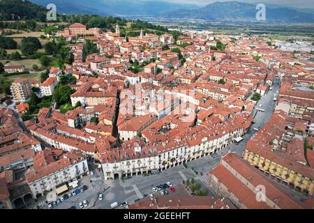 Veduta aerea della città di Saluzzo, uno dei borghi medievali meglio conservati del Piemonte Foto Stock