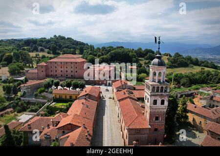 Veduta aerea della città di Saluzzo, uno dei borghi medievali meglio conservati del Piemonte Foto Stock