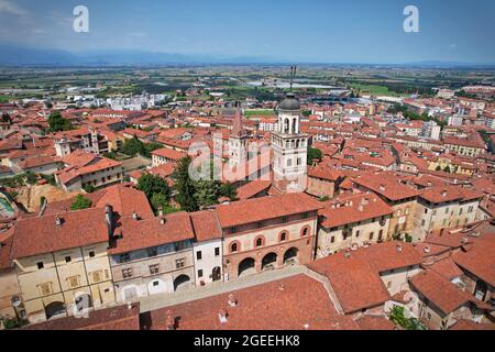 Veduta aerea della città di Saluzzo, uno dei borghi medievali meglio conservati del Piemonte Foto Stock